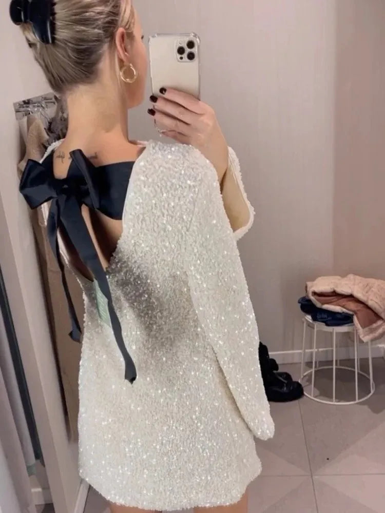 Edith - Damen Kurzes Kleid mit schmalen Ärmeln und glitzerndem Pailletten-Schleifenknoten